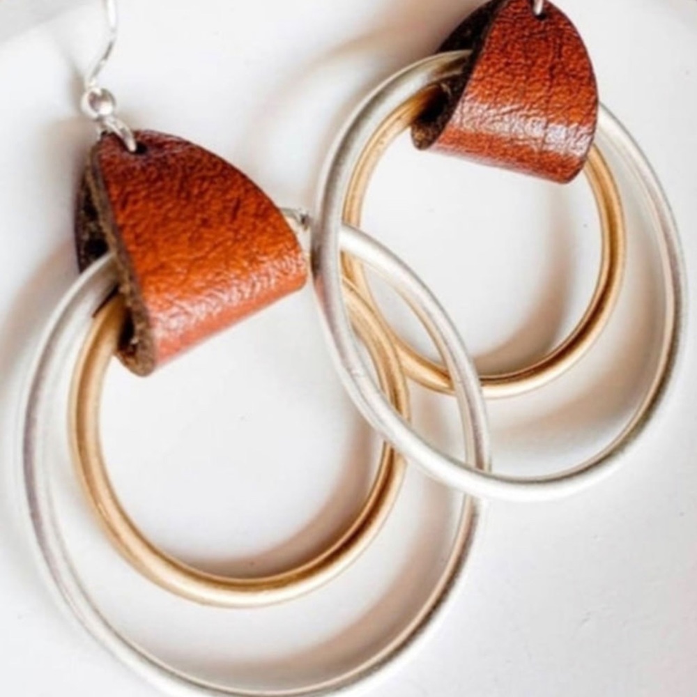 Cute two toned earrings. Nwt